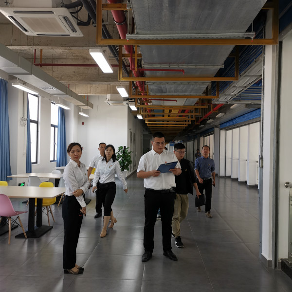 1571801763883442.jpg 校领导带队巡查校园安全及环境整治工作1.jpg